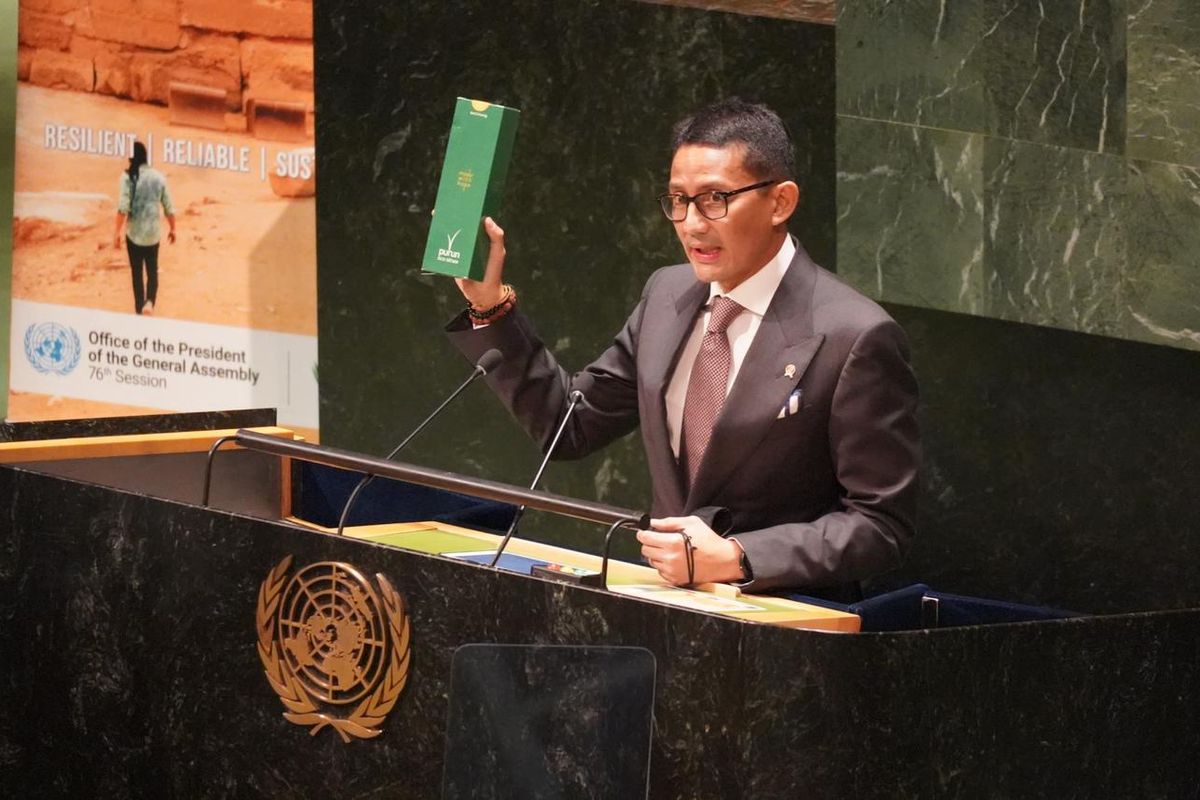 Sandiaga Uno saat menjadi keynote speaker dalam acara High-Level Thematic Assembly, pembahasan terkait pariwisata pada Sidang Majelis Umum PBB yang diselenggarakan di United Nation Head Quarter (UNHQ), New York, Rabu (4/5/2022). Sandi mengenalkan tentang purun, rumput teki-tekian yang memiliki batang lurus, berongga, dan tidak berdaun yang efektif untuk pengganti sedotan plastik.