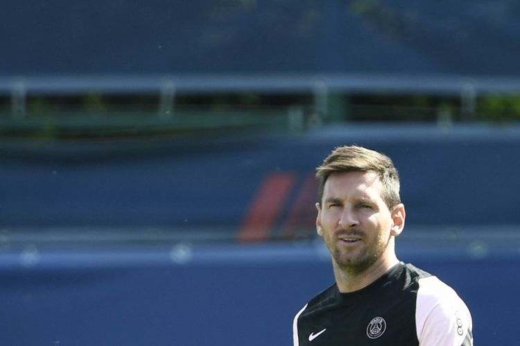 Lionel Messi mengikuti latihan perdana bersama skuad Paris Saint-Germain (PSG) di pusat latihan PSG, Camp des Logers, 13 Agustus 2021. 