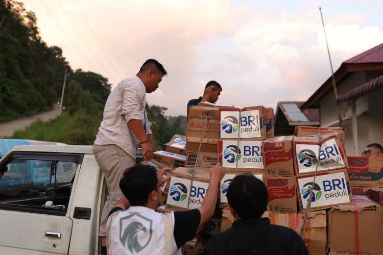 Corporate Secretary BRI Dhanny mengatakan, melalui puluhan unit kerja yang berada di sejumlah wilayah Sumatra, penyaluran bantuan dilakukan secara bertahap dan terkoordinasi dengan berbagai pihak terkait untuk memastikan bantuan tepat sasaran dan sesuai dengan kebutuhan masyarakat yang terdampak bencana. 
