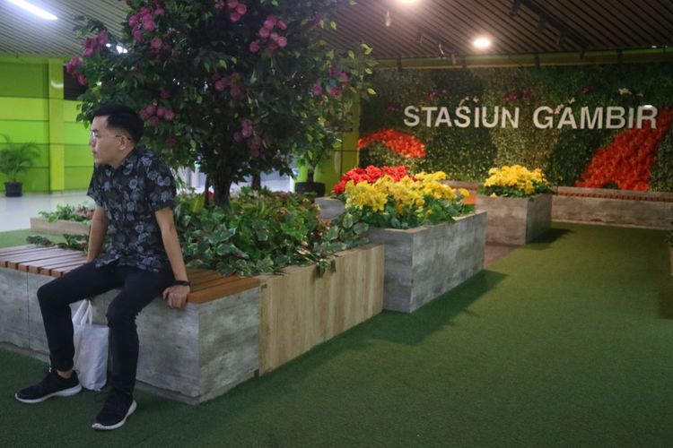 Taman indoor yang ada di dalam Stasiun Gambir dapat dipakai sembari menunggu keberangkatan kereta. Selain itu penumpang dapat berfoto-foto di taman ini dan bisa jadi spot instagramable.