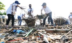 Pelindo dan DLH Semarang Kumpulkan 1,7 Ton Sampah di Pantai Tirang