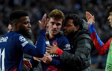 Pemain depan Atletico Madrid asal Prancis Antoine Griezmann (tengah) melakukan selebrasi dengan rekan satu timnya setelah mencetak gol pertama timnya selama pertandingan sepak bola grup B putaran pertama Liga Champions antara FC Porto dan Klub Atletico de Madrid di stadion Dragao di Porto pada 7 Desember 2021.