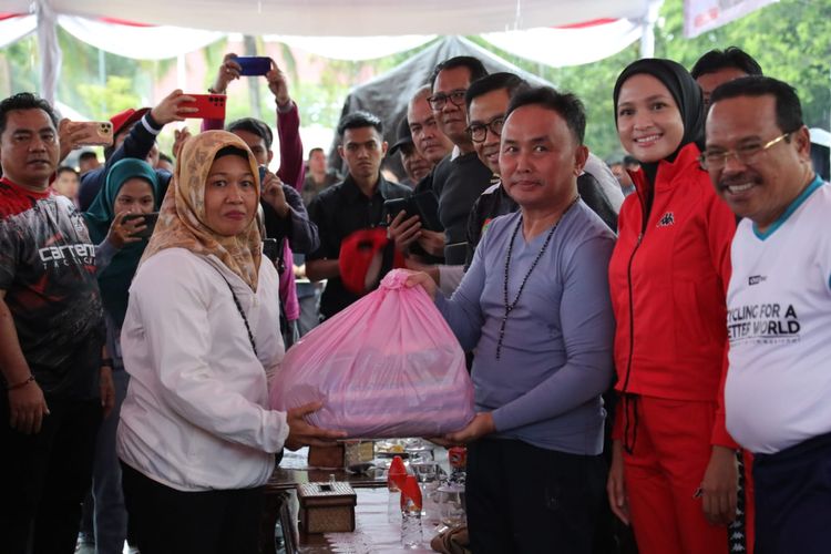 Gubernur Sugianto serahkan bantuan paket sembako kepada masyarakat Kalteng dalam acara Pasar Penyeimbang Kalteng.