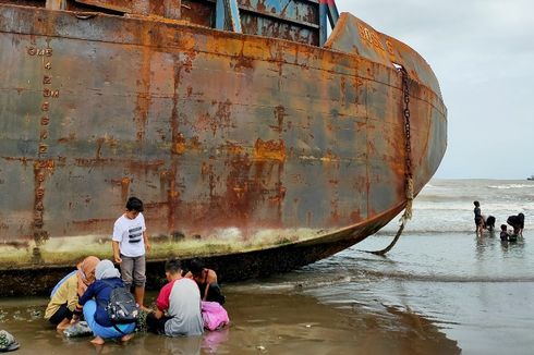 Sedang Antre Diperbaiki, Satu Kapal Tongkang Batu Bara Kembali Terdampar di Tegal 