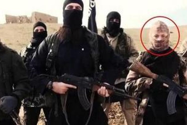 Pemerintah Perancis menduga sosok perempuan bercadar dan menenteng senapan serbu (dilingkari) dalam sebuah video propaganda ISIS adalah Hayat Boumeddiene, janda salah seorang pelaku teror di Paris, Amedy Coulibaly.