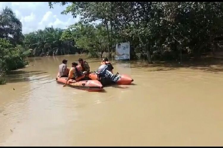 Tim Basarnas Pekanbaru mengevakuasi sejumlah warga korban banjir di Desa Planduk, Kecamatan Kunto Darussalam, Kabupaten Rohul, Riau, Senin (25/11/2019).