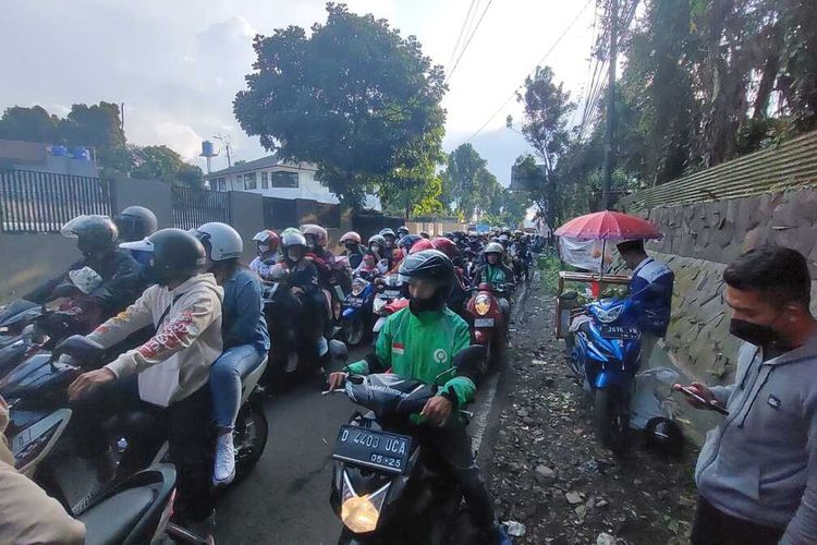 Pengemudi ojek online terjebak macet pada penerapan rekayasa lalu lintas one way di Lembang, Kabupaten Bandung Barat, Jumat (6/5/2022).