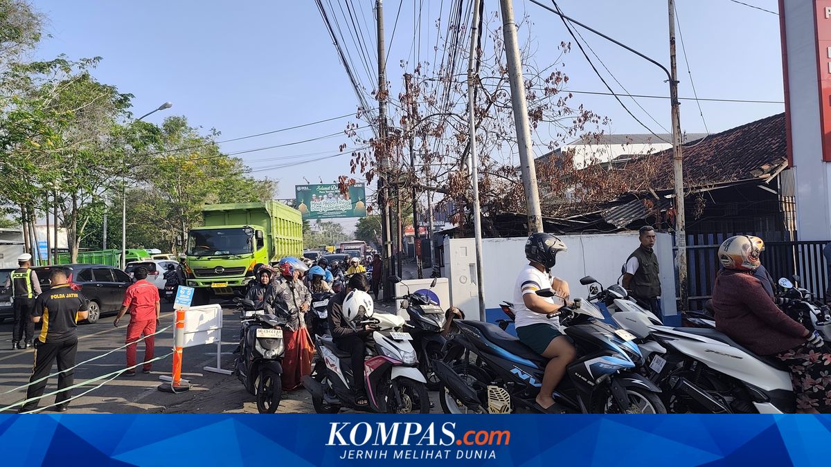 Warga Antre 1 Jam demi Pertalite, Antrean SPBU di Bangkalan Tembus 500 Meter