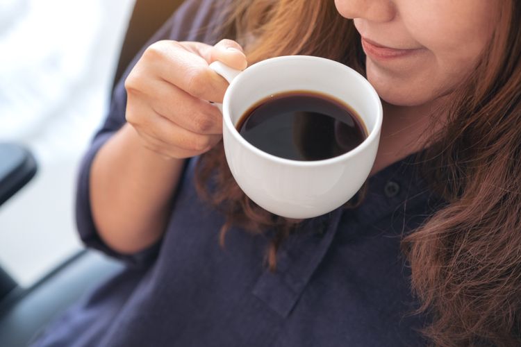 Hindari minum kopi sebelum naik pesawat.