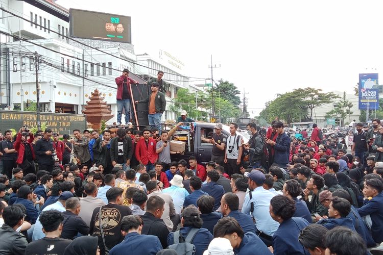 Aksi 300 Mahasiswa, DPRD Jatim Terima Tuntutan dan Janji Sampaikan ke Pimpinan
