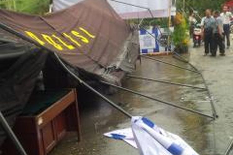Pos pengamanan Natal dan Tahun baru di Pamekasan, roboh setelah diterjang hujan deras, Kamis (25/12/2014).