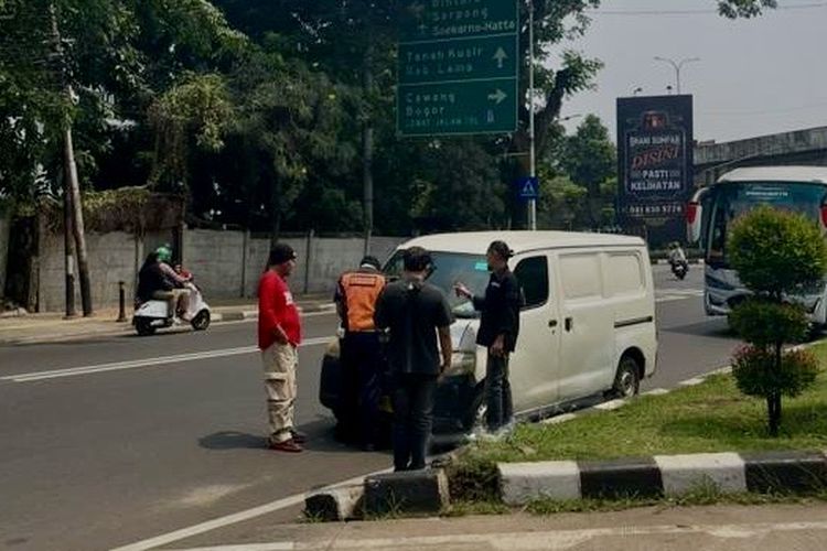 Penilangan mobil dobel kabin Komedian Sule (baju merah) oleh petugas Dishub di Jakarta Selatan, Kamis (25/9/2025). 