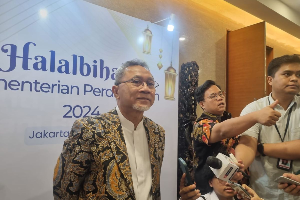 Menteri Perdagangan Zulkifli Hasan saat ditemui setelah acara Halalbihalal di kantornya, Jakarta, Kamis (25/4/2024).