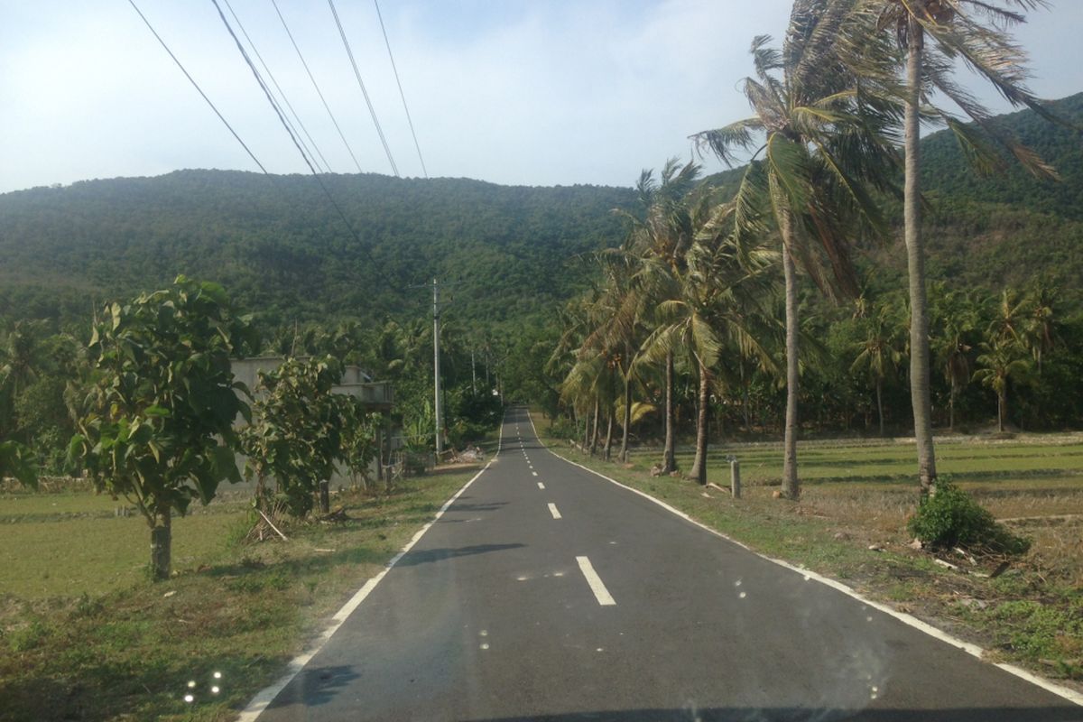 jalan di Karimunjawa kini lebar dan mulus. Foto diambil awal November 2017