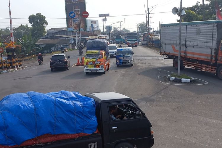 Situasi jalur lalu lintas di simpang tiga Mengkreng Kabupaten Kediri, Jawa Timur, Selasa (26/4/2022), masih lancar terkendali. lancar terkendali.