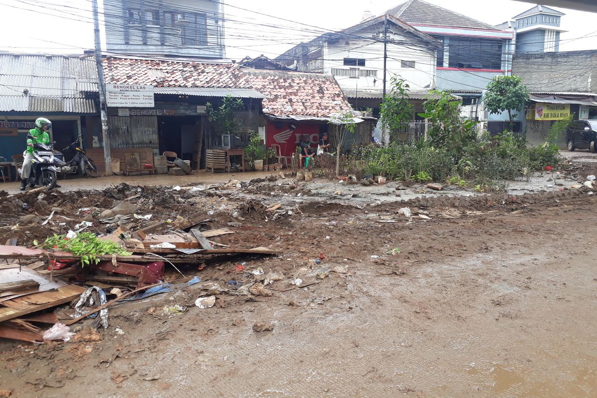 Lumpur menyelimuti jalan lingkungan RW 05, Kelurahan Cawang, Kramat Jati, Jakarta Timur, Jumat (10/1/2020).