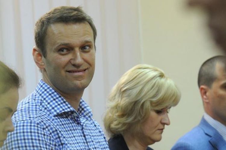 Pemimpin oposisi Rusia Alexei Navalny, saat mendengarkan putusan hakim atas dirinya, Kamis (18/7/2013). Pengadilan menjatuhkan hukuman penjara lima tahun untuk Navalny.