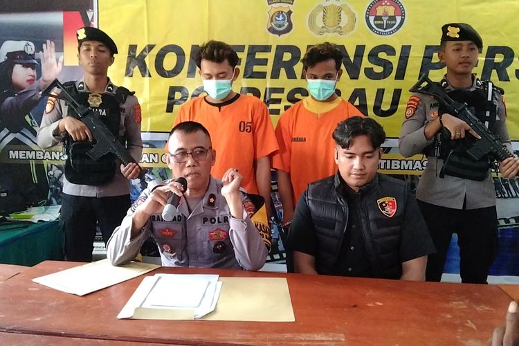 Polres Baubau menetapkan dua orang pemuda, inisial FF (20) dan RG (32), menjadi tersangka penyebab kebakaran empat rumah warga di Kelurahan Lipu, Kecamatan Betoambari, Kota Baubau, Sulawesi Tenggara, Rabu (12/2/2025)