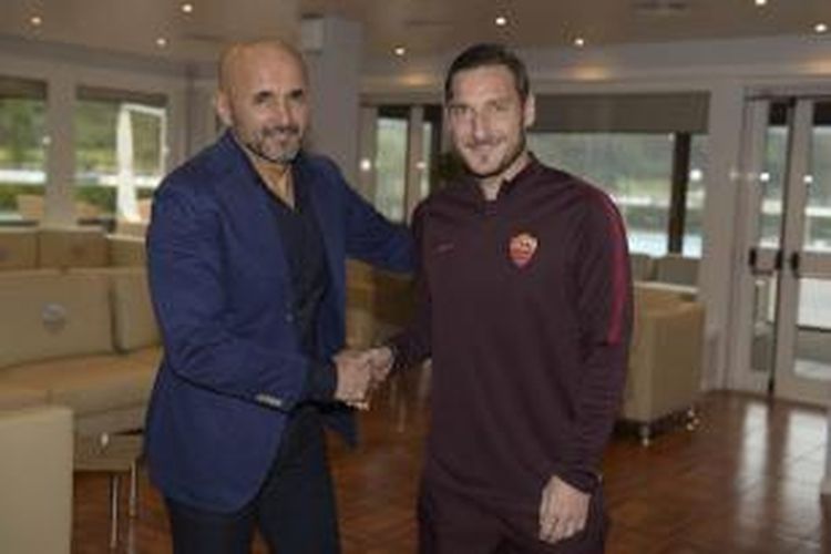 Pelatih AS Roma, Luciano Spalletti, bertemu kapten Francesco Totti di Trigoria, Kamis (14/1/2016).