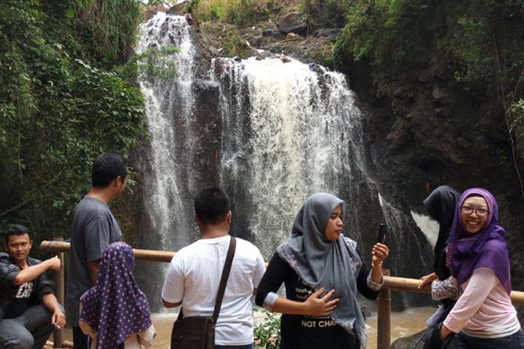 Obyek wisata Air Terjun Curug Gending Asmoro di Dusun Tompo Gunung, Desa Kalongan, Kecamatan Ungaran Timur, Kabupaten Semarang, Jawa Tengah, Sabtu (17/2/2018).