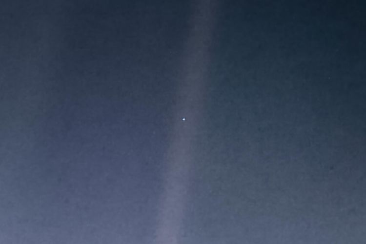 Foto Pale Blue Dot yang memperlihatkan kecilnya ukuran bumi di dalam semesta