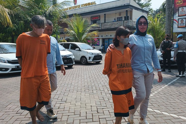 Kedua tersangka pelaku kekerasan kepada anak saat digelandang di Mapolres Malang, Rabu (31/5/2023).