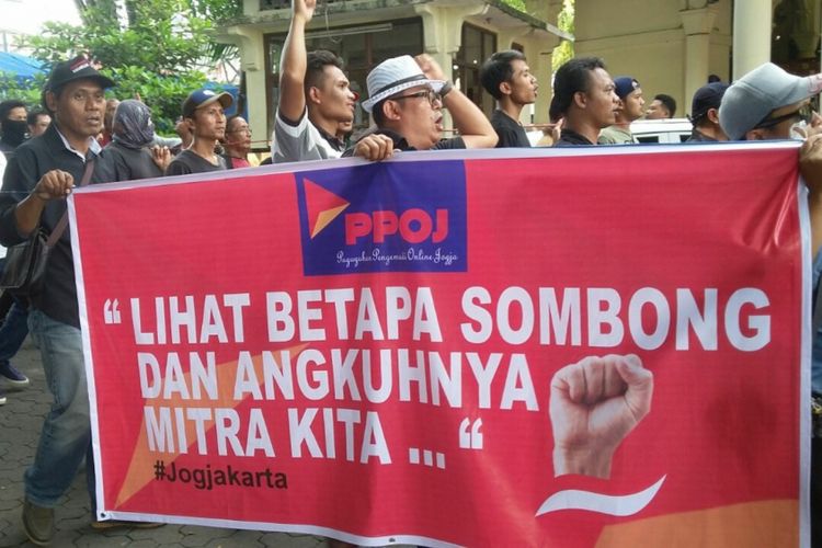 Paguyuban Pengemudi Ojek Online Jogja (PPOJ), melakukan aksi protes terkait Peraturan Menteri Perhubungan (Permenhub) Nomor 108 Tahun 2017 di Gedung DPRD DIY.