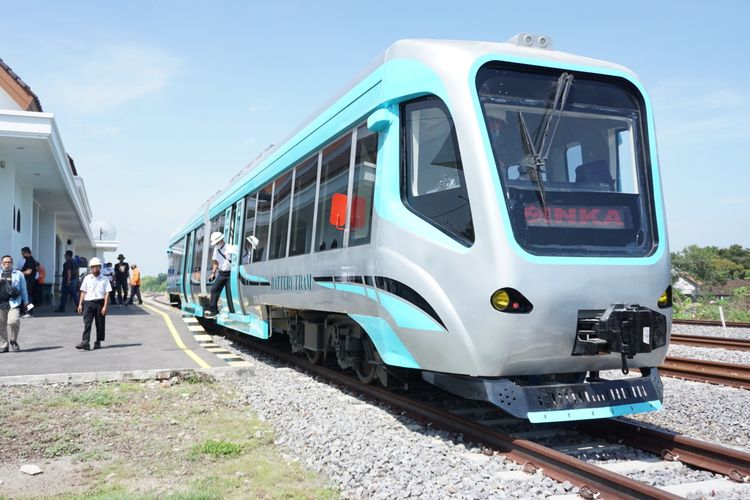 UJI COBA--PT INKA memguji coba trem baterai prototipe di rel KAI dengan jalur Stasiun Madiun-Stasiun Babadan, Selasa (10/11/2020).