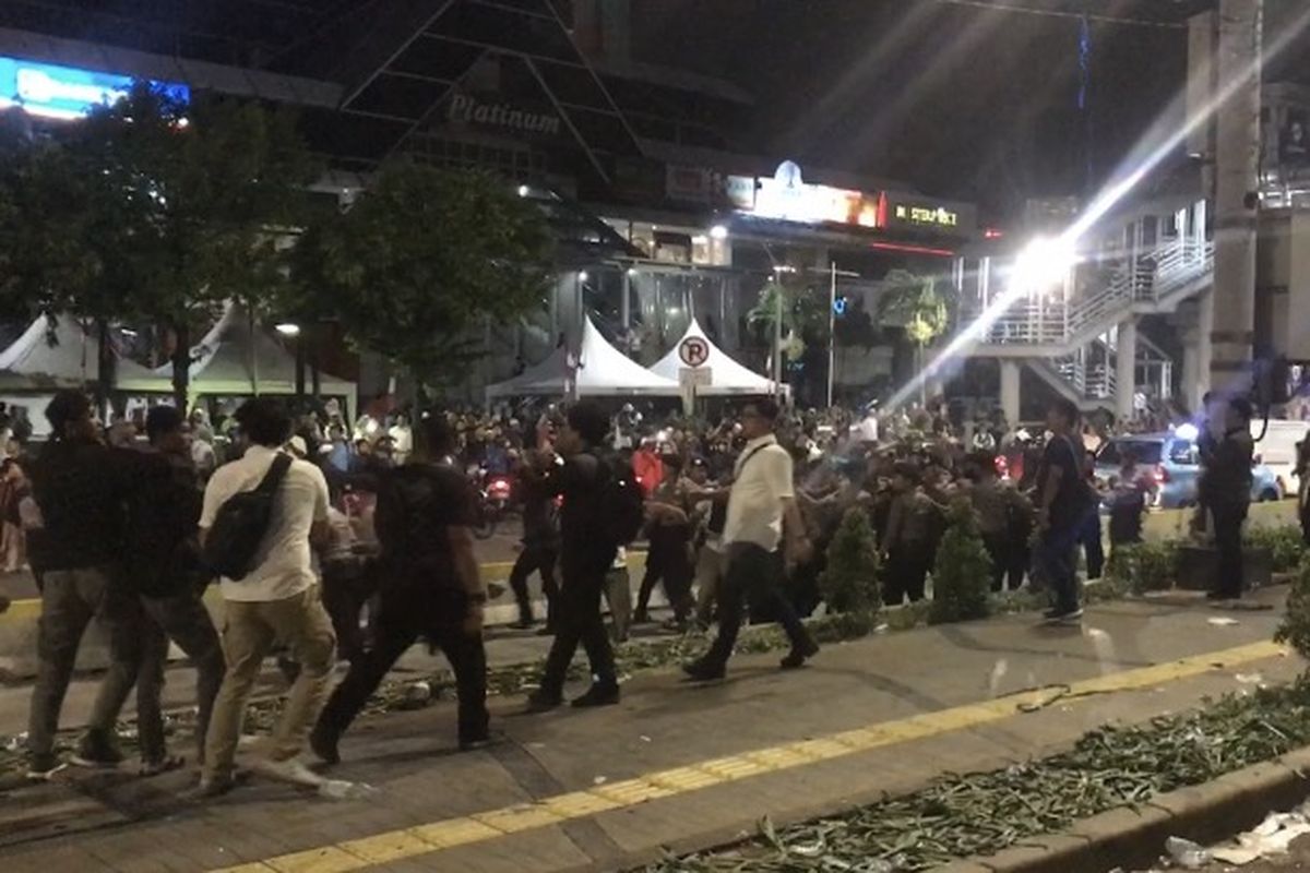 Polisi membubarkan ratusan massa yang masih berunjuk rasa didepan kantor Bawaslu RI, Jakarta Pusat, Selasa (21/5/2019).  Menurut pantauan Kompas.com dilokasi, ratusan massa mulai dibubarkan karena merusak pagar besi yang diletakkan kepolisian di depan kantor Bawaslu RI pada pukul 22.15 sambil menyanyikan lagu Pak polisi tugasmu mengayomi, berulang kali.