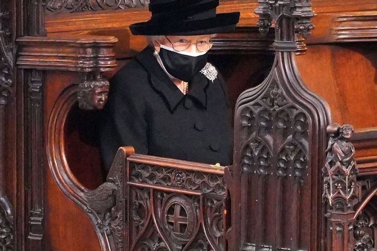 Ratu Elizabeth duduk seorang diri di kebaktian kematian Pangeran Philip.