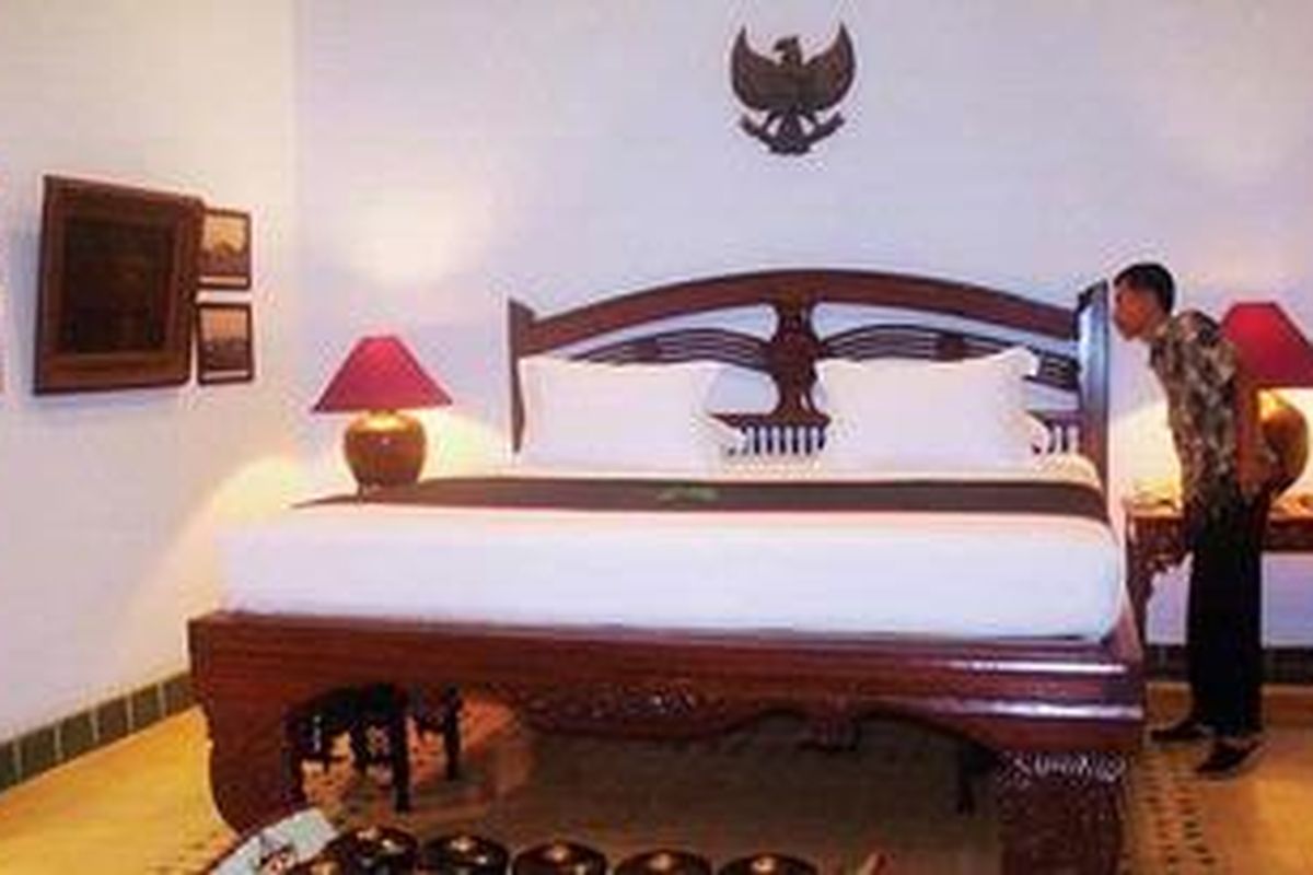 Tempat tidur di kamar Sang Fajar Hotel Tugu Sri Lestari Kota Blitar.