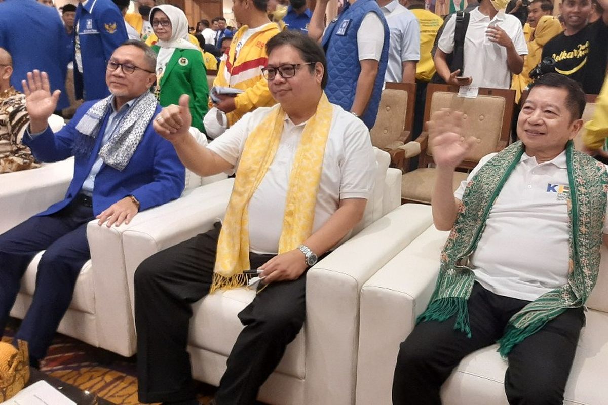 Ketua Umum Partai Amanat Nasional Zulkifli Hasan, Ketua Umum Partai Golkar Airlangga Hartarto, dan Ketua Umun Partai Pesatuan Pembangunan Suharso Monoarfa menghadiri acara penyampaian visi dan misi Koalisi Indonesia Bersatu (KIB) di Surabaya, Minggu (14/8/2022).  