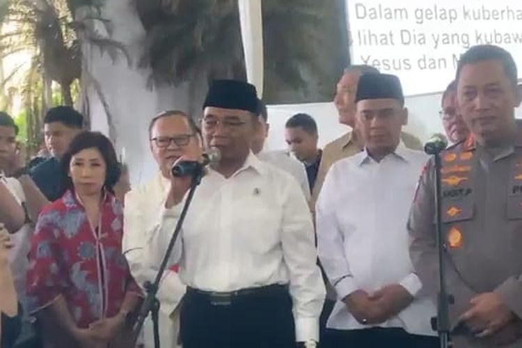 Menteri Koordinator Bidang Pembangunan Manusia dan Kebudayaan Muhadjir Effendy bersama Kapolri Jenderal Listyo Sigit Prabowo memberikan keterangan pers seusai mengunjungi Gereja Katedral Jakarta, Sabtu (24/12/2023). 