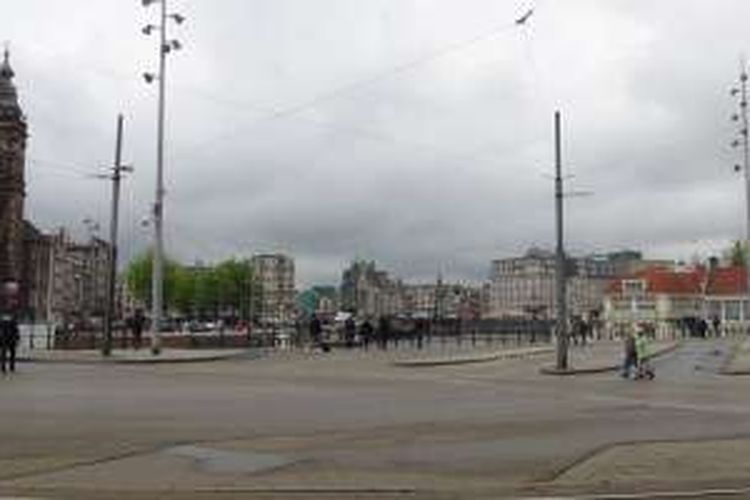 Suasana di luar Stasiun Amsterdam Central di Belanda.