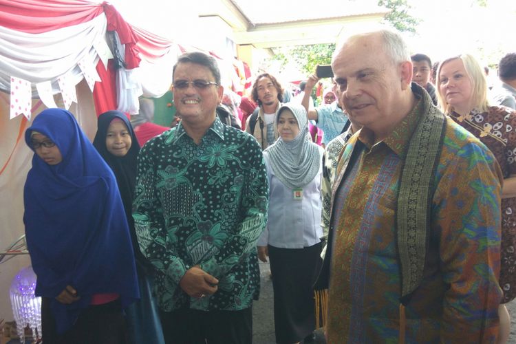 Dubes AS untuk Indonesia, Joseph R Donovan saat meninjau stand dalam rangkaian Go Kalimantan Girl Exhibition yang dipusatkan di American Corner Universitas Tanjungpura, Pontianak, Kalimantan Barat (12/7/2017).