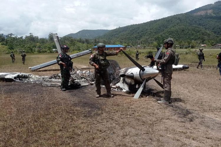 Personel Ops Damai Cartenz sedang melakukan olah TKP pembakaran pesawat Susi Air yang dilakukan KKB pimpinan Egianus Kogoya, Nduga, Papua Pegunungan, Rabu (15/2/2023)