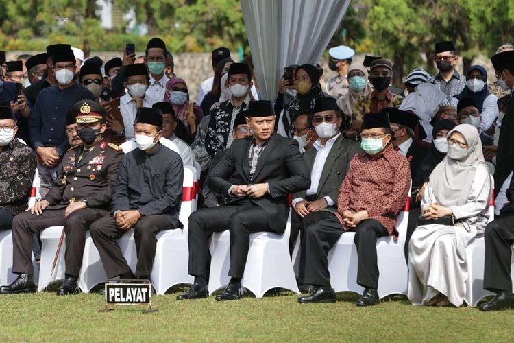 Sejumlah tokoh hadir pemakaman jenazah Ketua Dewan Pers, Azyumardi Azra di Taman Makam Pahlawan Kalibata, Jakarta, Selasa (20/9/2022). Azyumardi Azra berpulang setelah sempat dirawat sejak Jumat (16/9/2022) akibat gangguan kesehatan yang dialaminya saat melakukan kunjungan kerja ke Malaysia.