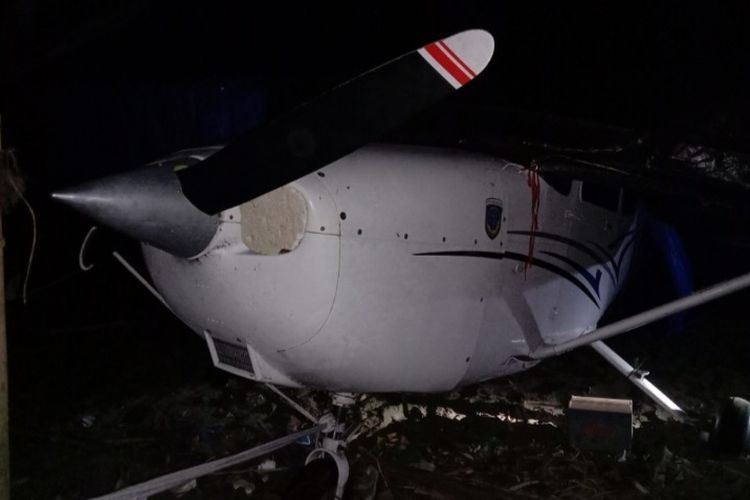 As roda pesawat latih yang mendarat darurat di pantai Taman Nasional Alas Purwo, Banyuwangi, tampak diikat tali, Senin malam