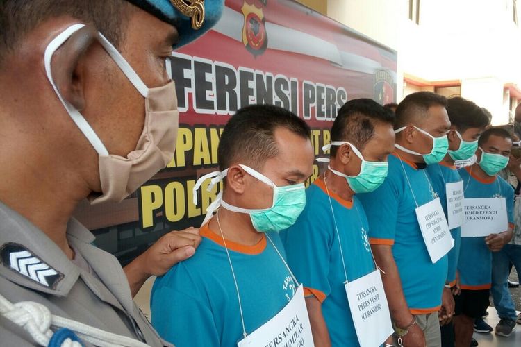 Lima orang anggota komplotan curanmor diringkus Polres Cianjur, Jawa Barat. Barang bukti yang diamankan, 19 sepeda motor, dua mobil dan satu truk. Tiga pelaku ditembak petugas karena melawan saat ditangkap.