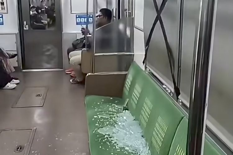 KRL Tanah Abang-Rangkasbitung Dilempari Batu, Kaca Jendela Pecah hingga Lukai 1 Penumpang