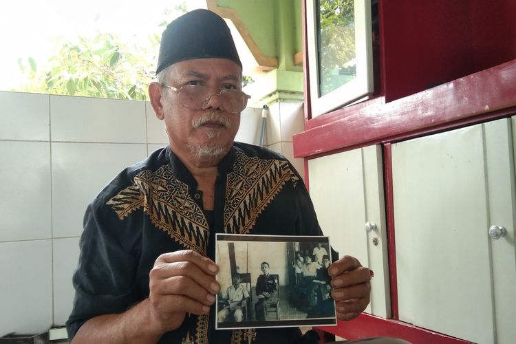 Wiwin Winara (64) menunjukkan foto Kapten Masrin, Senin (16/8/2021).