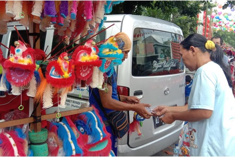 Satu dagangan mainan barongsai milik Nanang terbeli di kawasan Pasar Gede Solo.