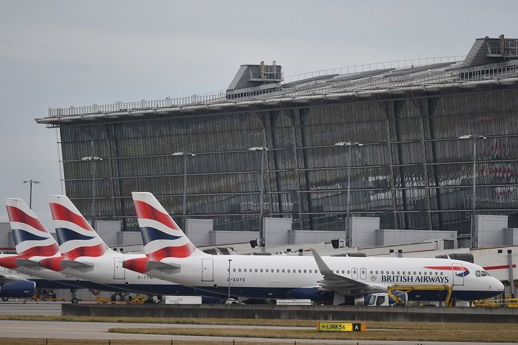Deretan pesawat milik maskapai British Airways yang terparkit di Bandara Heathrow, Londok, pada Senin (9/9/2019), setelah aksi mogok massal pilot.