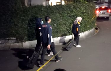 Petugas Inafis Mabes Polri membawa dua unit koper dari dalam rumah Kadiv Propam Irjen Ferdy Sambo saat oleh TKP Kasus baku tembak dua anggota Polri, Selasa (12/7/2022) malam di Kompleks Polri Duren Tiga, Jakarta Selatan. 
