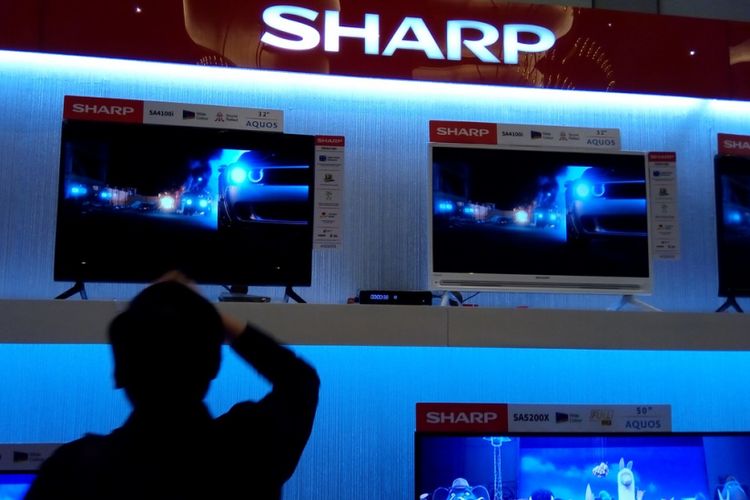 Petugas di depan jajaran televisi LED Sharp pada Kamis (8/2/2018). Sampai dengan 2018 usai, PT Sharp Electronics Indonesia (SEID) mematok target penjualan satu juta unit televisi LED.