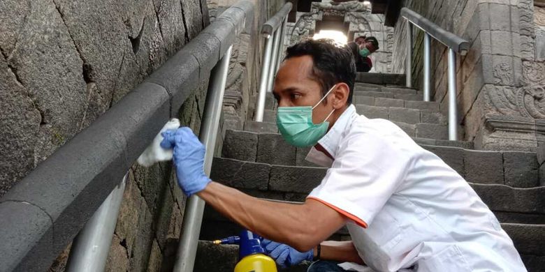 Petugas BKB menyemprot disinfektan di handrell candi Borobudur untuk mencegah penyebaran virus corona, Minggu (16/3/2020).