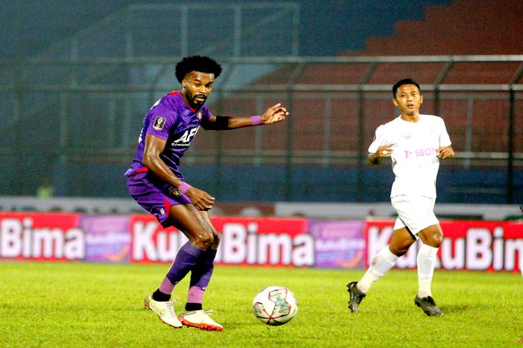 Penyerang Persik Kediri Joanderson Assis dijaga pemain Persikabo 1973 saat pertandingan babak penyisihan Grup D Piala Presiden 2022 yang berakhir dengan skor 0-1 di Stadion Kanjuruhan Kepanjen, Kabupaten Malang, Minggu (12/6/2022) sore.