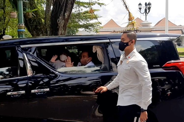 Presiden Joko Widodo bersama Jan Ethes Srinarendra saat menyapa warga masyarakat yang berjajar di pinggir jalan Depan Istana Kepresidenan Gedung Agung Yogyakarta. Presiden Joko Widodo meninggalkan Yogyakarta pada Rabu (4/05/2022) siang.