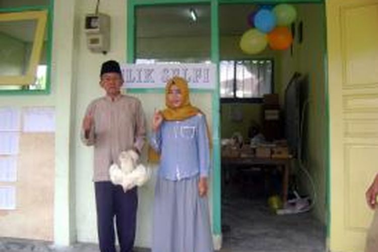 Ada hadiah ayam bagi pemilih di TPS 06 Desa Srikaton Kecamatan Ringinrejo Kabupaten Kediri, Jawa Timur, Rabu (9/12/2015). Kediri sedang memilih Bupati dan Wakilnya.