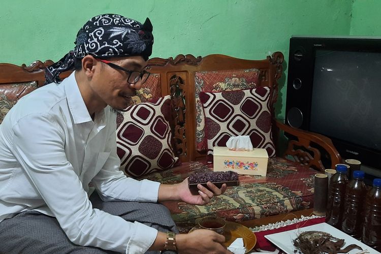 Muhammad Akmal (40), cucu Mak Erot, saat ditemui di kediamannya di Cawang, Kramatjati, Jakarta Timur, Kamis (4/8/2022). Ia menunjukkan obat dan ramuan herbal.